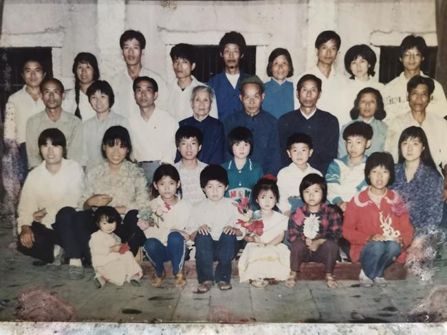 四版之一 全家福,曾祖父坐在中間.jpg 四版之一 全家福,曾祖父坐在中間.jpg