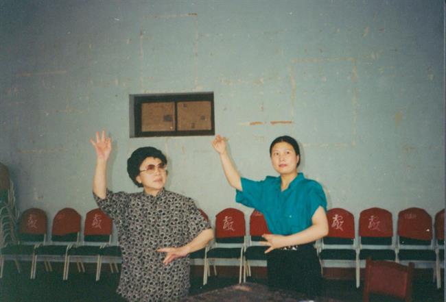 越劇表演藝術(shù)家徐玉蘭給周偉君排戲.jpg 越劇表演藝術(shù)家徐玉蘭給周偉君排戲.jpg