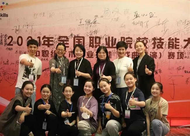 2021年全職業(yè)院校技能大賽中職組藝術(shù)專業(yè)技能(戲曲表演)賽項(xiàng)比賽中戲曲學(xué)院三位學(xué)生榮獲團(tuán)體一等獎.jpg 2021年全職業(yè)院校技能大賽中職組藝術(shù)專業(yè)技能(戲曲表演)賽項(xiàng)比賽中戲曲學(xué)院三位學(xué)生榮獲團(tuán)體一等獎.jpg