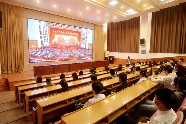 浙江藝術(shù)職業(yè)學(xué)院干部師生集中收看黨的二十大開幕會(huì)6.jpg
