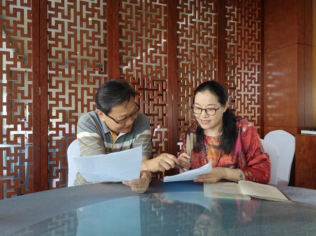 6 與越劇語(yǔ)音專家周冠均請(qǐng)教、探討語(yǔ)音問(wèn)題.jpg 6 與越劇語(yǔ)音專家周冠均請(qǐng)教、探討語(yǔ)音問(wèn)題.jpg