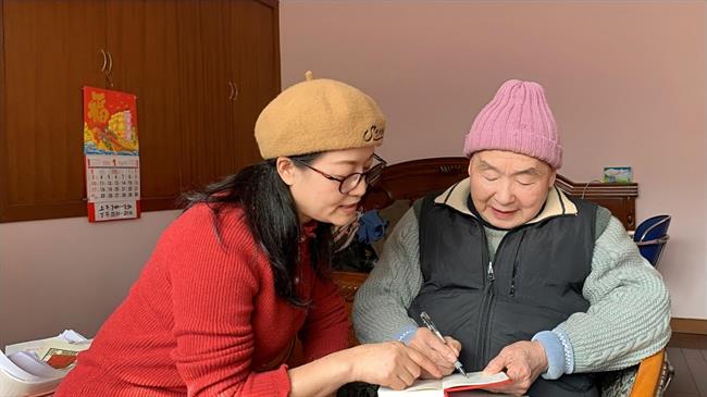 7 與越劇語(yǔ)音專家盧時(shí)俊請(qǐng)教、探討語(yǔ)音問(wèn)題.jpg 7 與越劇語(yǔ)音專家盧時(shí)俊請(qǐng)教、探討語(yǔ)音問(wèn)題.jpg