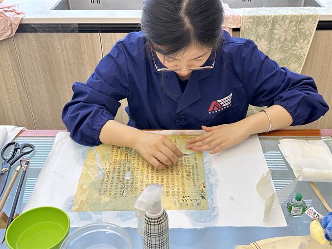 與浙江省檔案事務(wù)所開展產(chǎn)學(xué)合作項目 《民國檔案修復(fù)項目》.jpg 與浙江省檔案事務(wù)所開展產(chǎn)學(xué)合作項目 《民國檔案修復(fù)項目》.jpg