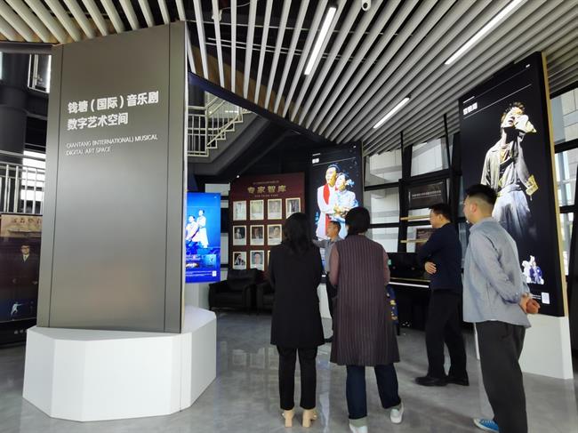 參觀數(shù)字藝術(shù)空間.jpg 參觀數(shù)字藝術(shù)空間.jpg