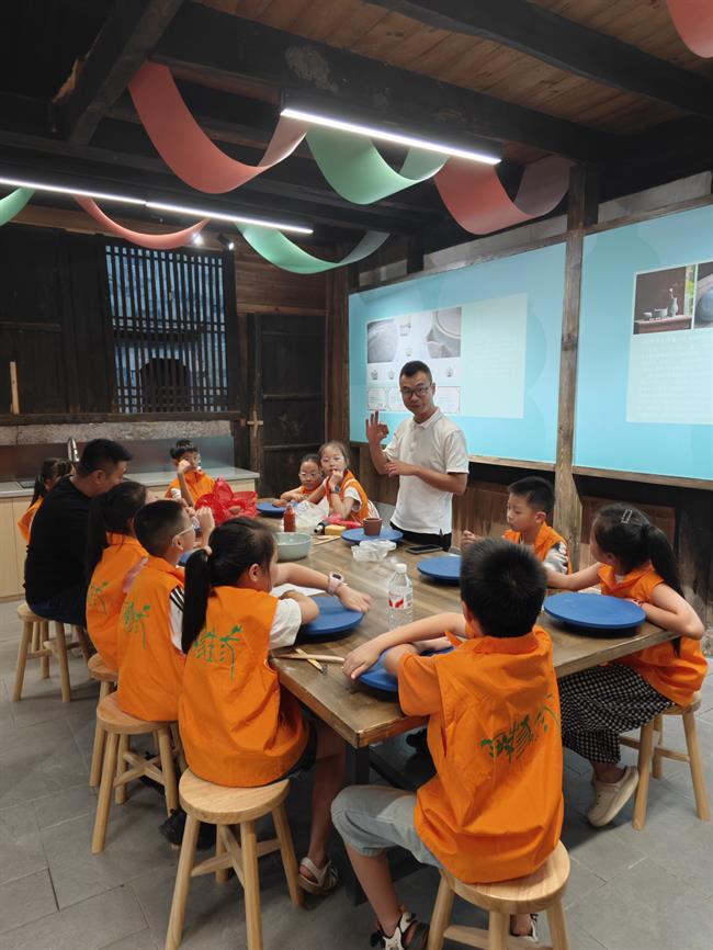 鄭源雷老師在橫溪非遺實踐基地現(xiàn)場授課.jpg
